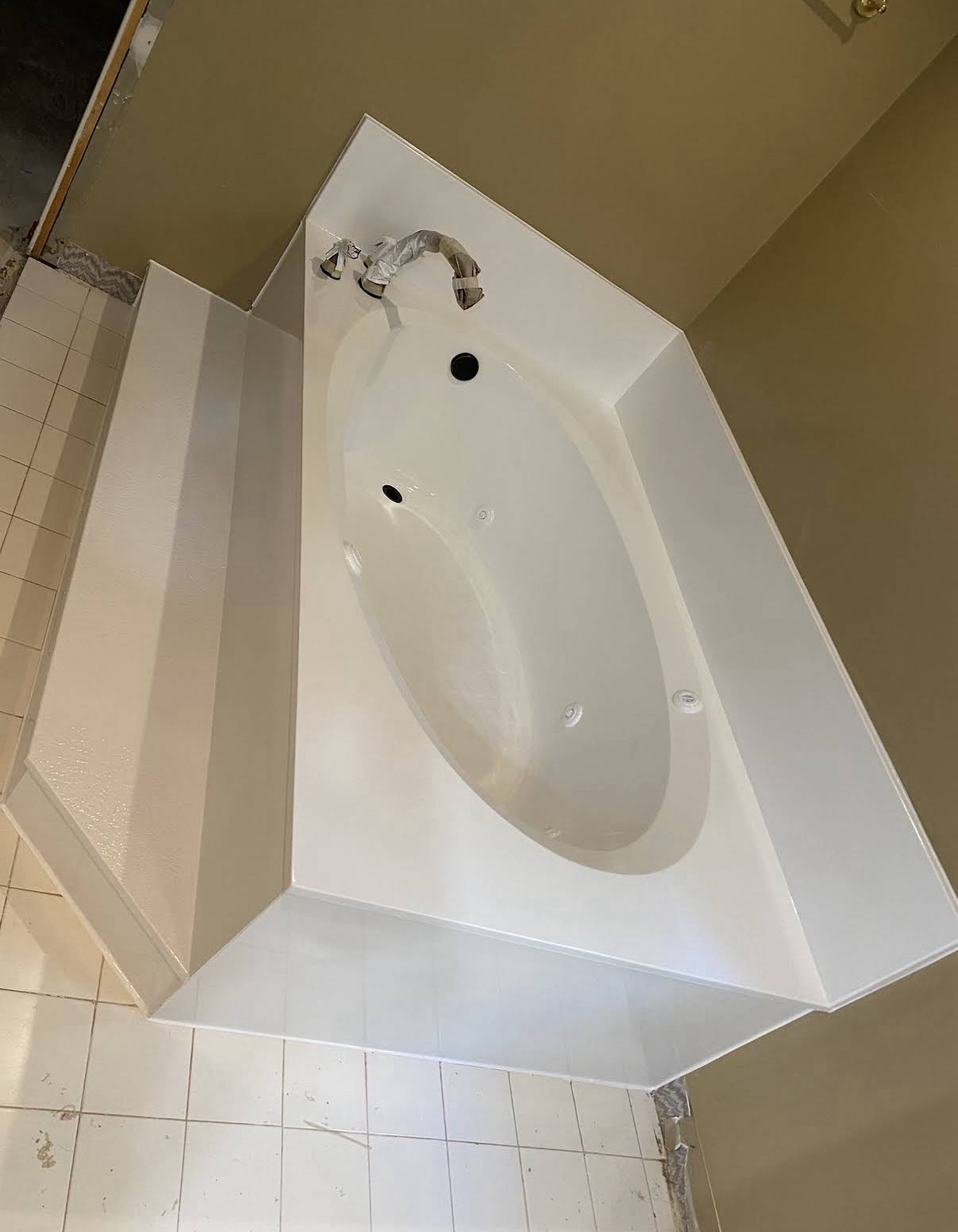 Same jetted bathtub and surround refinished to a glossy bright white finish