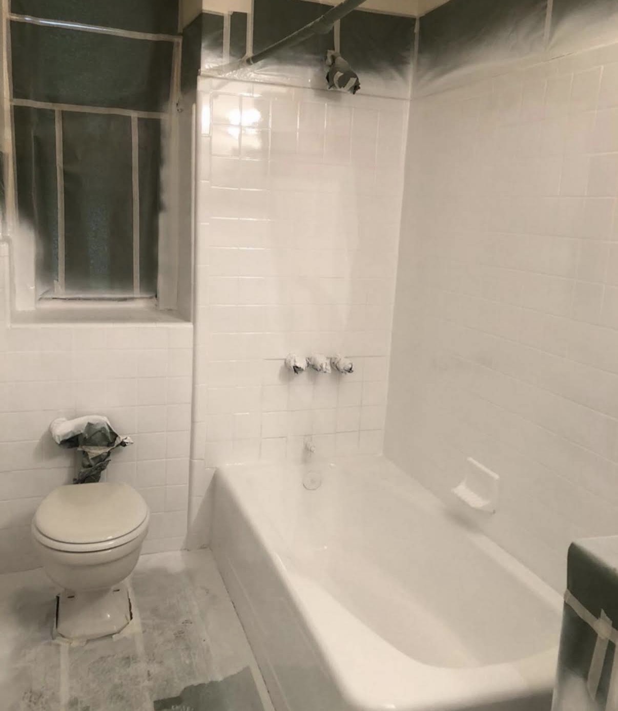 Same tub and tile surround refinished to a smooth glossy white finish